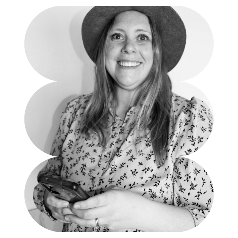 Black and white photo of Stine Andersson smiling and managing a blog for creative businesses