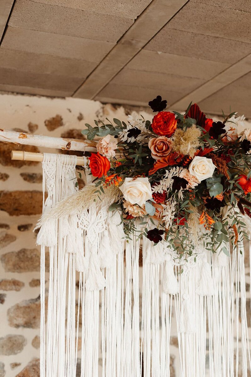 composition-florale-roses-et-pampas