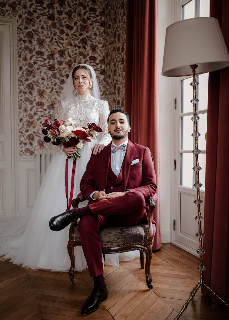 Séance photo de couple juste après le first look au Château de Nainville-les-Roches, près de Paris – un mariage chic et raffiné dans un cadre élégant