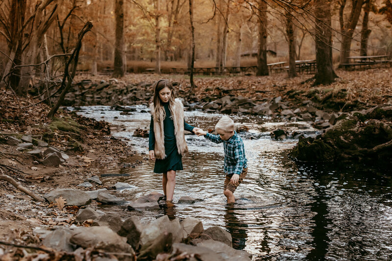 mom and son kissing during photo shoot in the park