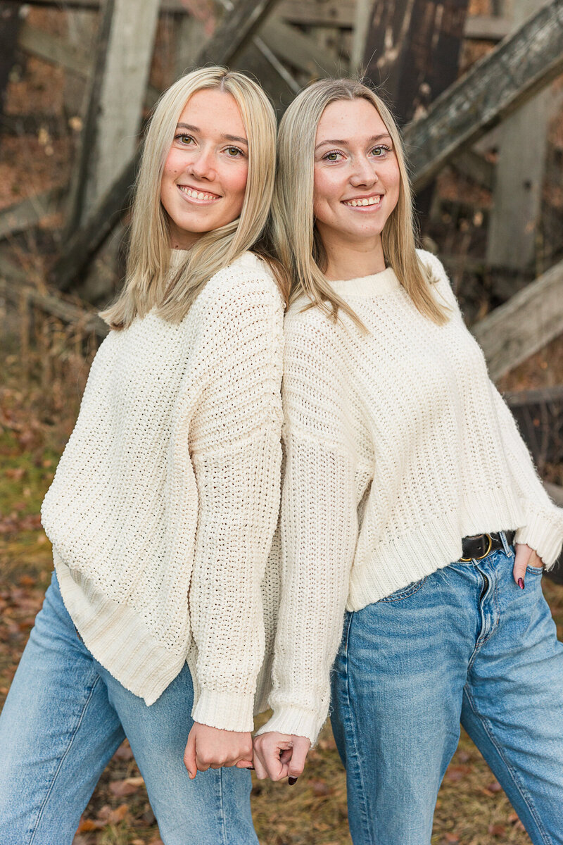 2024 krystal-moore-photography-moose-jaw-fall-family-photos-with-bridge-15