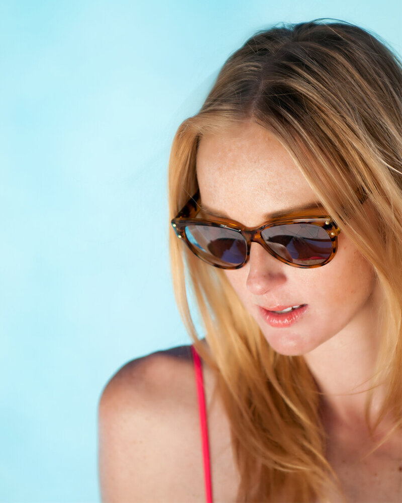 20-Degrees-Media-Brand-Photography-Sunglasses-Woman-Pool