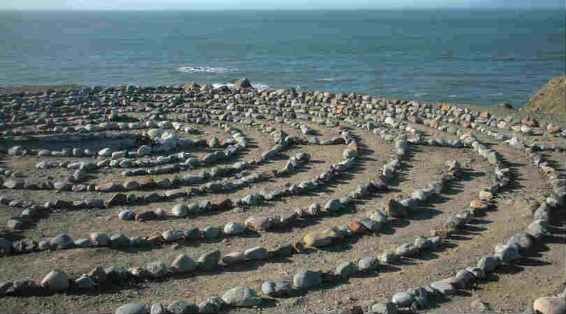 Stein-Labyrinth am Meer – Sinnbild für Einkehr, Rhythmus und inneren Weg