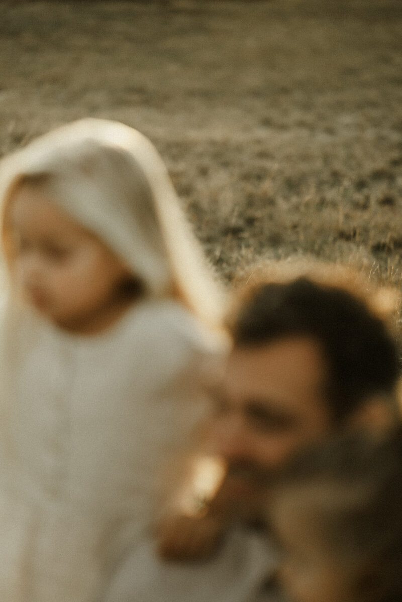Gezinsfotografie in Nijlen tijdens golden hour – pure, spontane momenten vastgelegd in de heide.