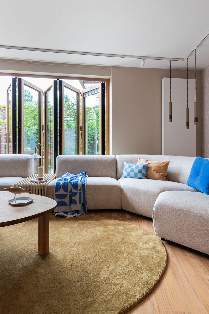 blauw kookeiland met witte kastenwand en roze tegels