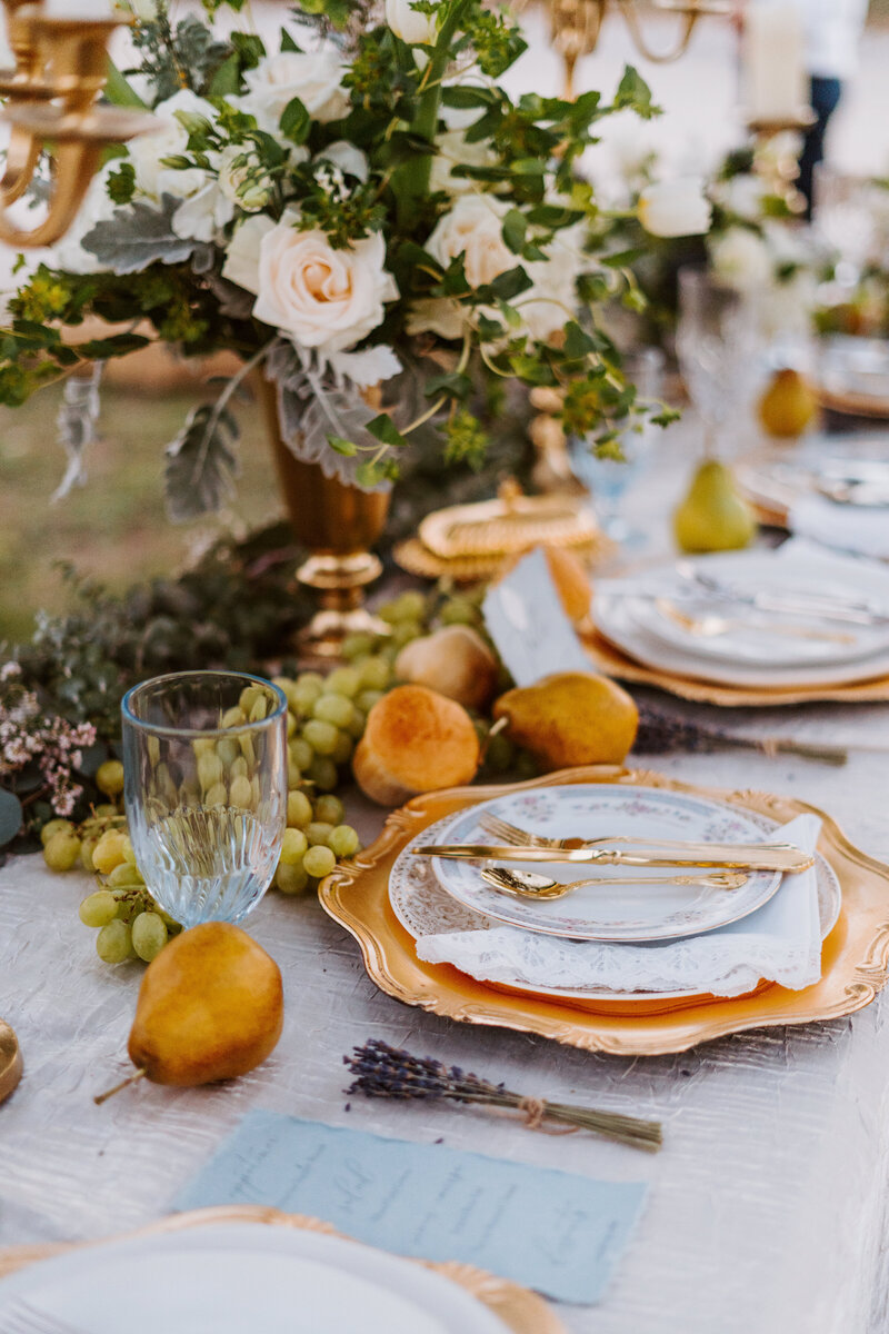 sydney-sims-photography-austin-wedding-photographer-wedding-tablescpae-with-fruit-and-lavender