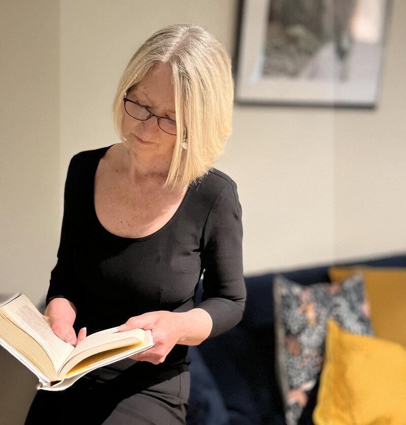 Laurie Harvey Cognitive Hypnotherapist and Confidence Coach. How to build confidence and Self-Esteem in Midlife Women Online Course - Your Next Step Forward