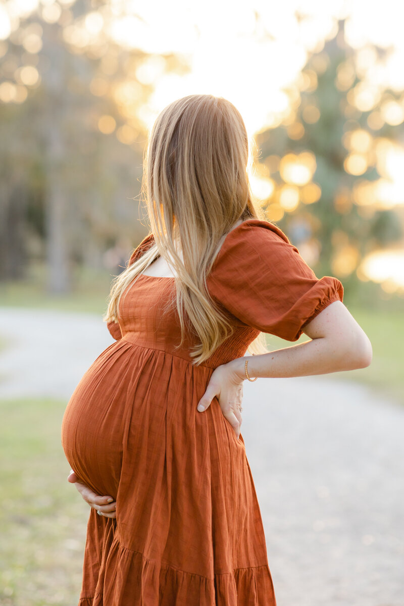 Mother to be holds baby bump in beautiful Tampa park