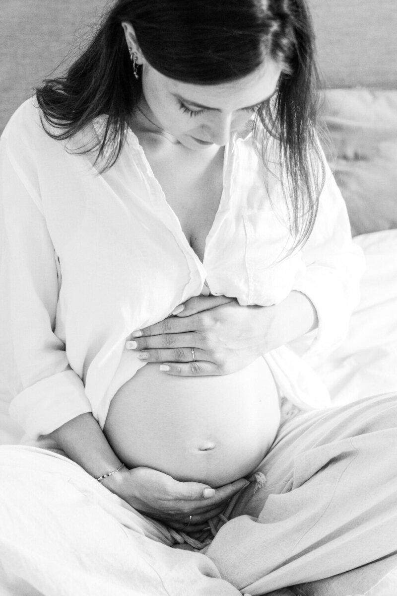 Tijdloze newborn shoot met een creme achtergrond. Deze warme setting brengt  je pasgeboren baby prachtig in beeld.