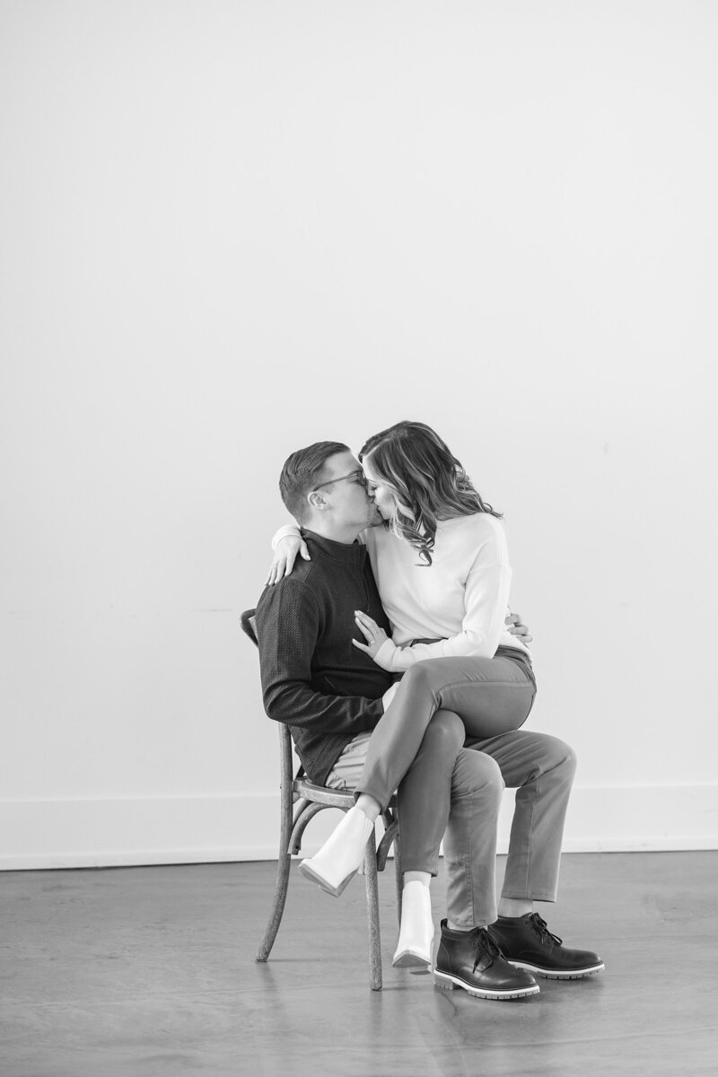 carriage-house-lac-la-belle-engagement-winter-the-paper-elephant-0011