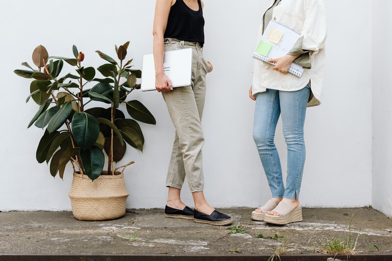 Deux femmes face à face