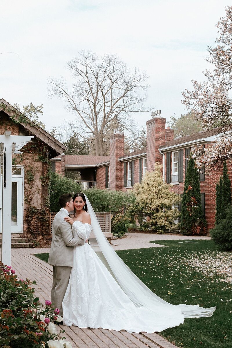 Brides kissing at Pillar and Post wedding
