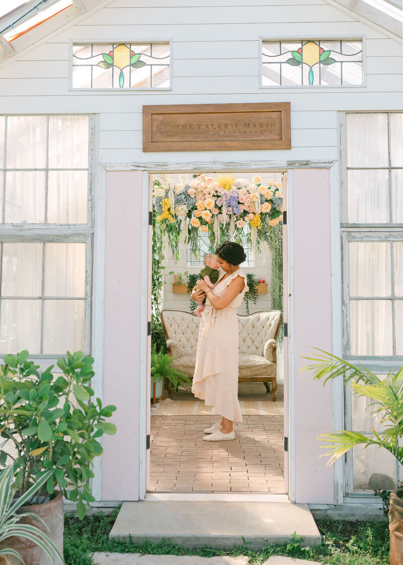 22-Mothers-Day-Family-Greenhouse-Portrait-Unconditional-Love