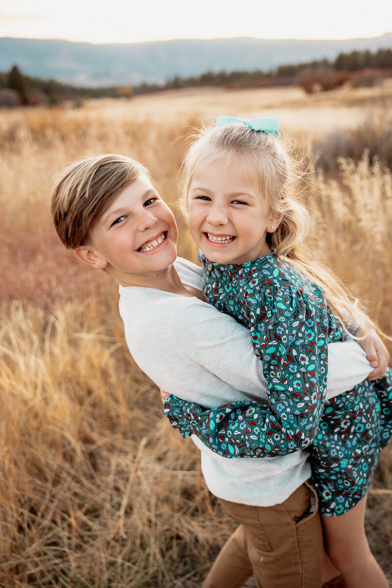 castle-rock-brother-sister-laughing