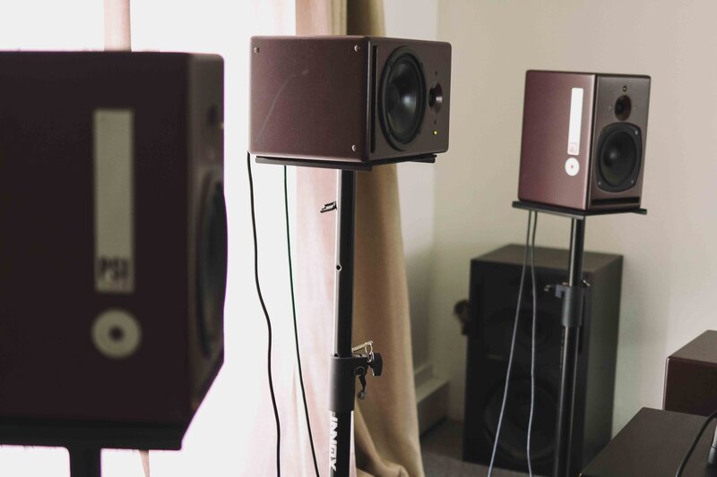 Earforce-Geluidsstudio-Amsterdam-Audio-Post-Voiceover-Geluidsproducties-muziek-podcast-webinar-studio-5-speakers