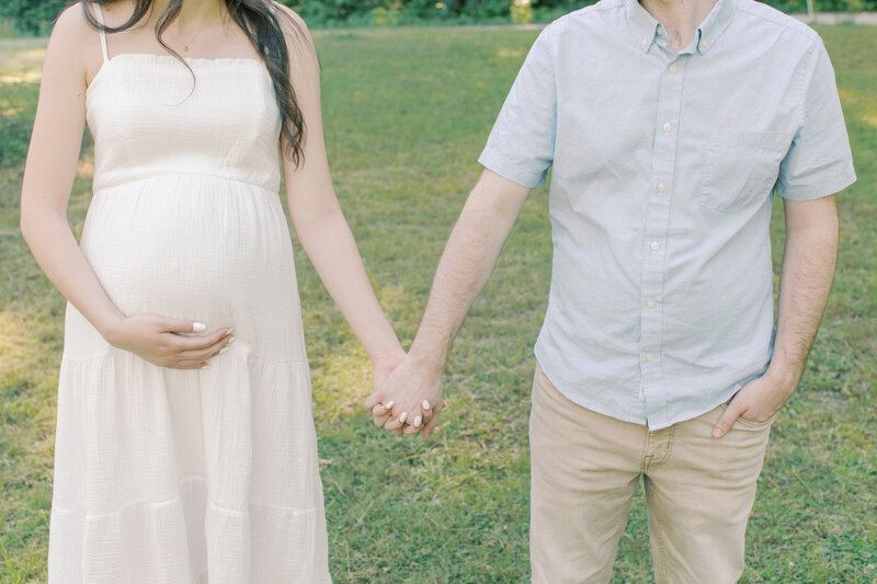 pregnant couple holding hands