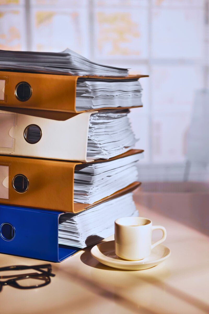 une accumulation de dossiers et papiers chez un particulier qui a besoin d'aide pour tout ordonner