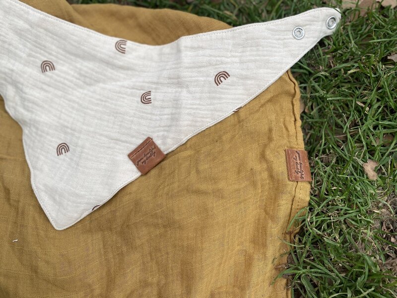 swaddle & bib