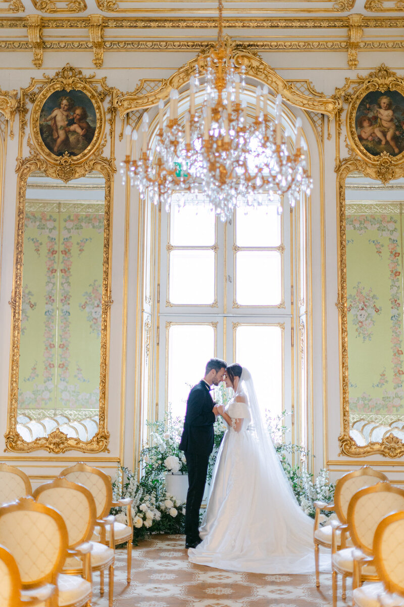 Emotional wedding ceremony with life musicians at Palace Coburg in Vienna