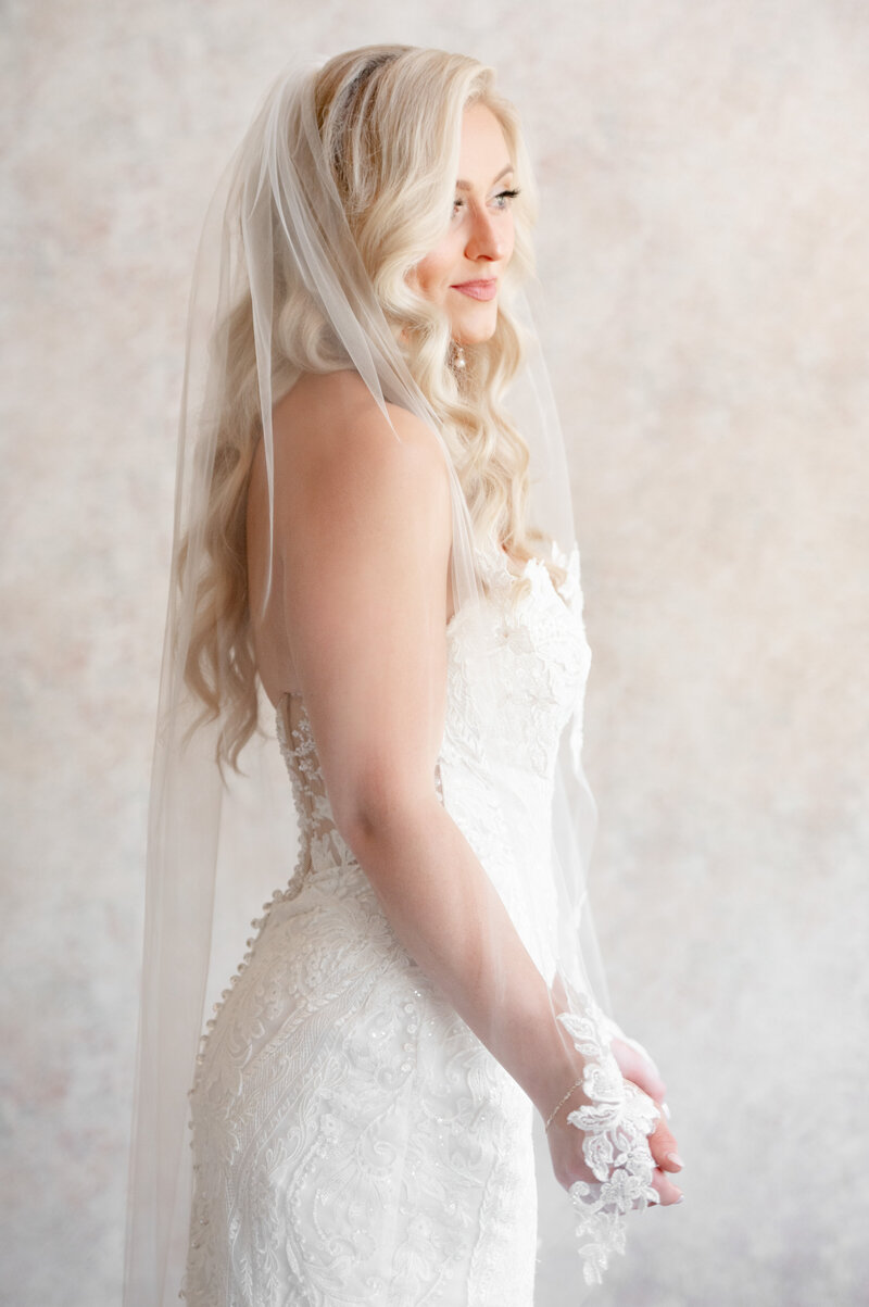 Indiana_Michigan_Wedding Planner_Lizton_Lizton Lodge_Bride_Bridal Fashion_Glowing_Veil