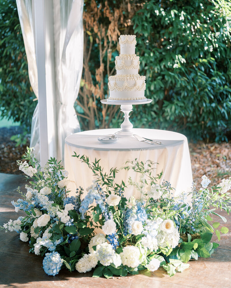 Modern and chic spring wedding at a Historic Mansion with Water Views | Glen Foerd on the Delaware | Philadelphia PA | Denise Marie Photography | Editorial Wedding Photographer based in Philadelphia PA