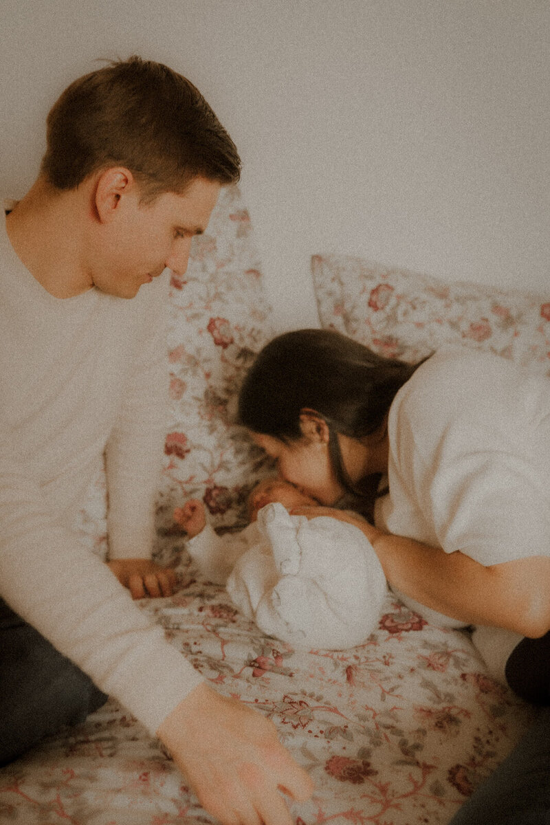 faites appel a une photographe specialisee en seance lifestyle pour des photo de naissance a domicile dans les alpes maritimes