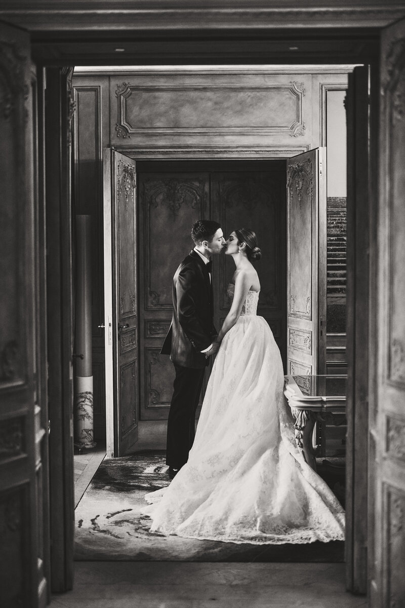 Bride putting on her shoes in Villa Balbiano