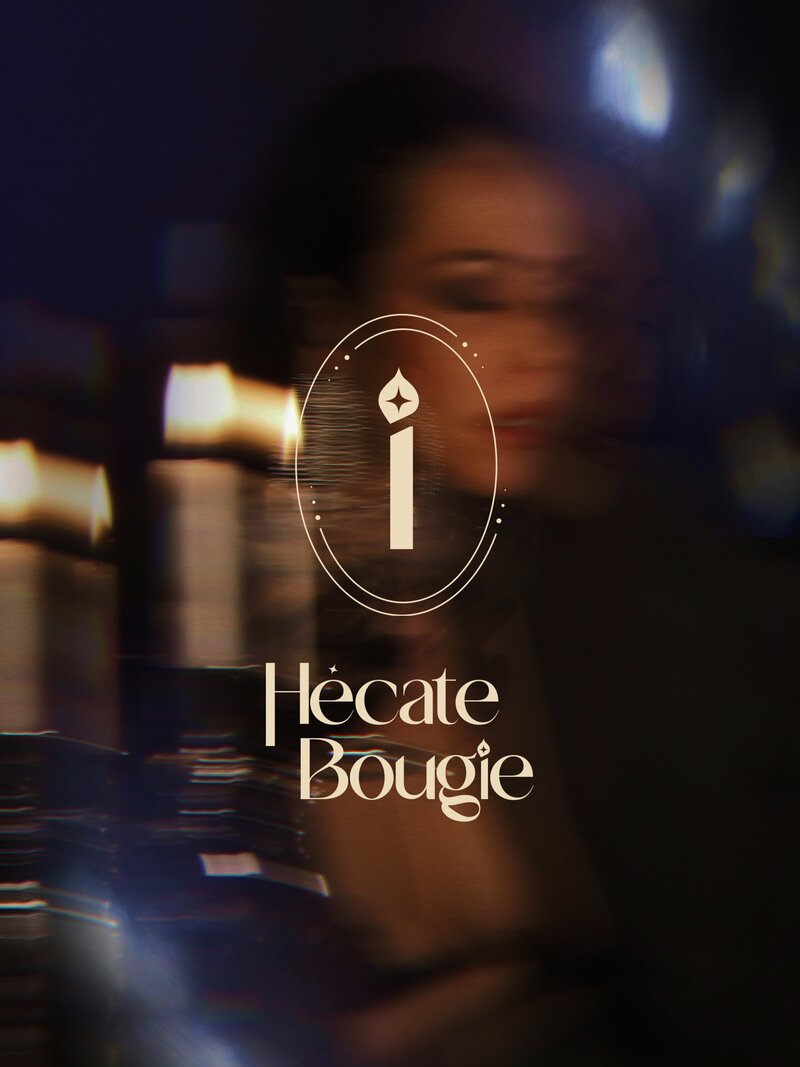 Maquette de présentation de l'identité visuelle de Hécate Bougie, qui représente une ambiance mystique à la lueur d'une bougie. L'image montre une sorcière moderne et le logo vertical de la marque.