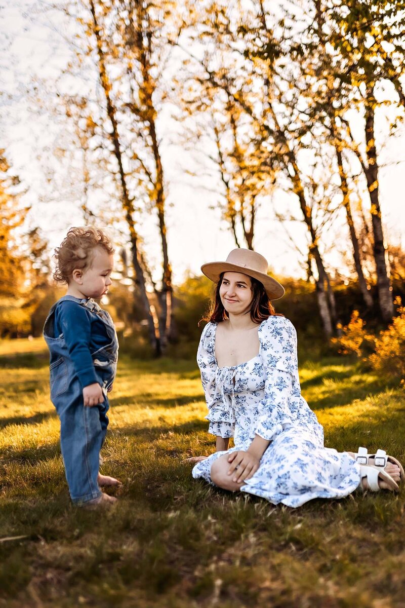 Join Bel from Everest Portraits in capturing the essence of autumn with personalized family photography sessions in Western Washington's enchanting landscapes. Experience heartwarming moments amidst the golden hues of the Pacific Northwest.