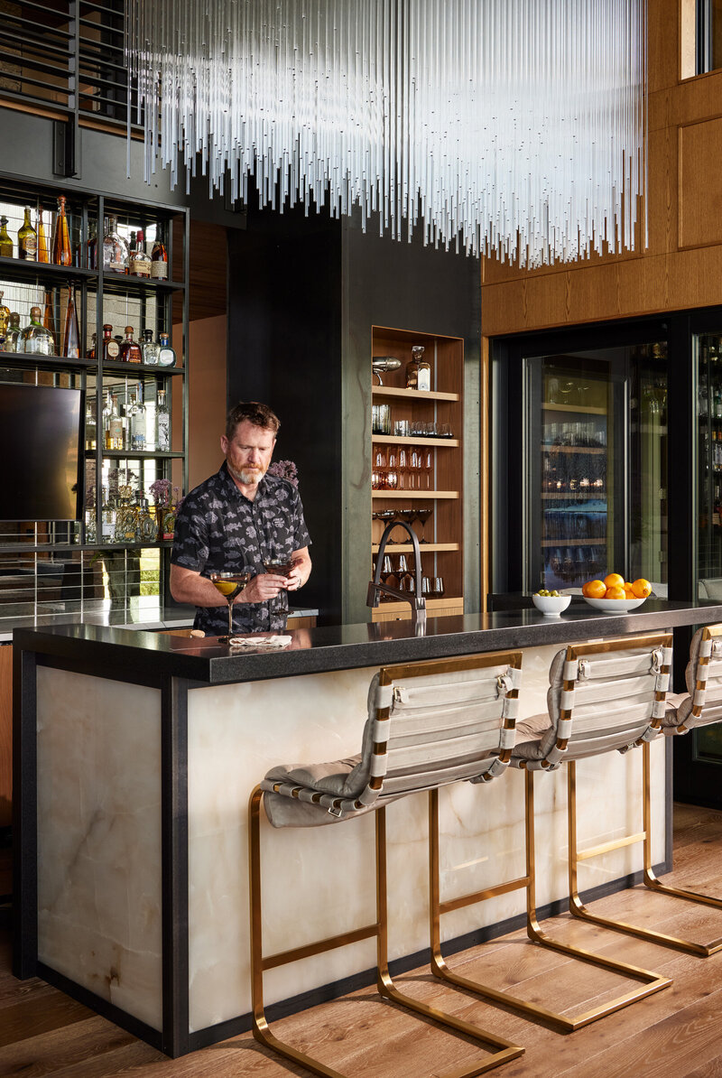 modern-home-bar-onyx-counter-steel-shelves