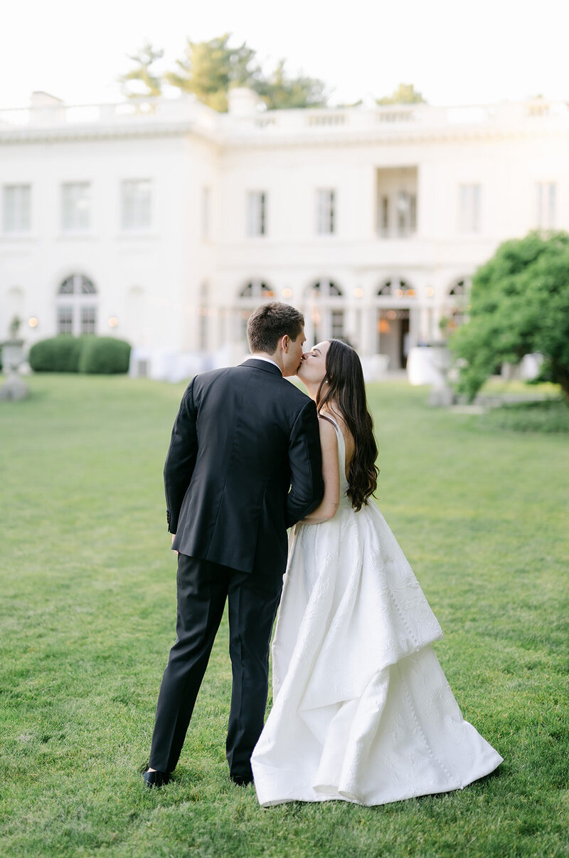 wadsworth-mansion-bride-groom-kiss