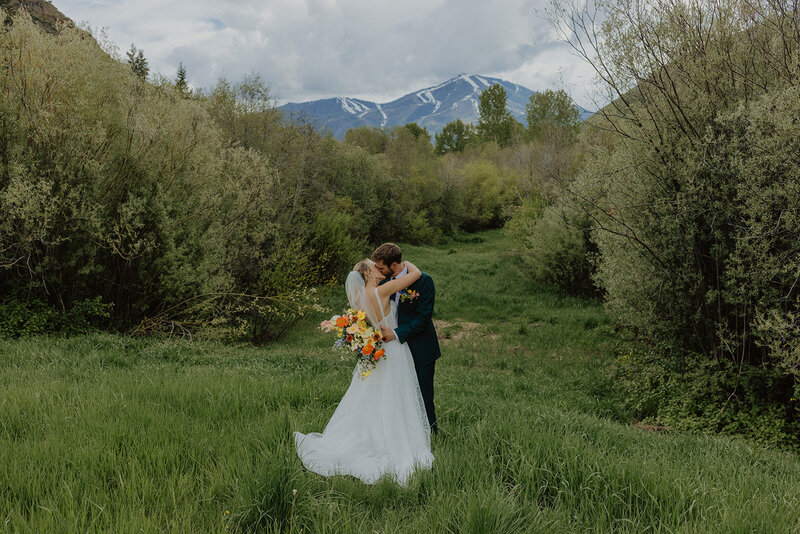 trail-creek-cabin-colorful-spring-wedding-greer-sneaks-163