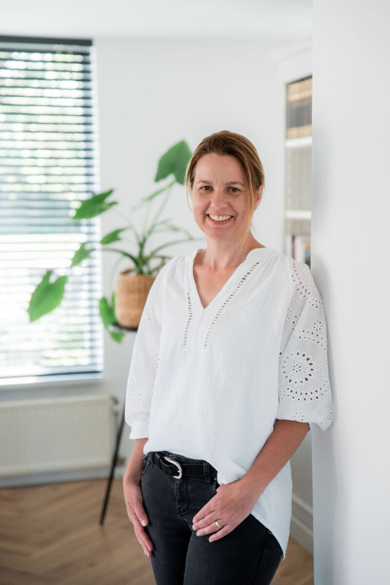 Een portretfoto van Irene Maris, gepassioneerd newborn fotograaf, die zich richt op het vastleggen van de pure en unieke momenten van pasgeboren baby's.