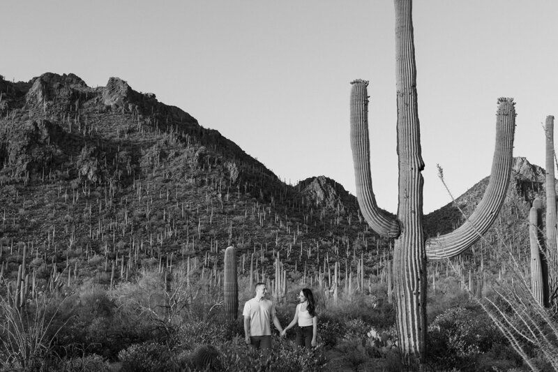 fletcher-and-co-tucson-arizona-engagment-anniversary-couple-portrait-photography-desert-gates-pass_ismeurt 064BW