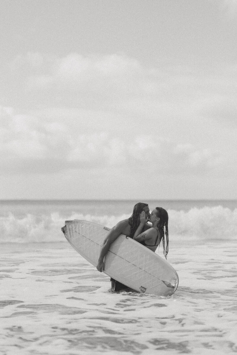 hawaii-sufing-engagement-camiphotoco-16
