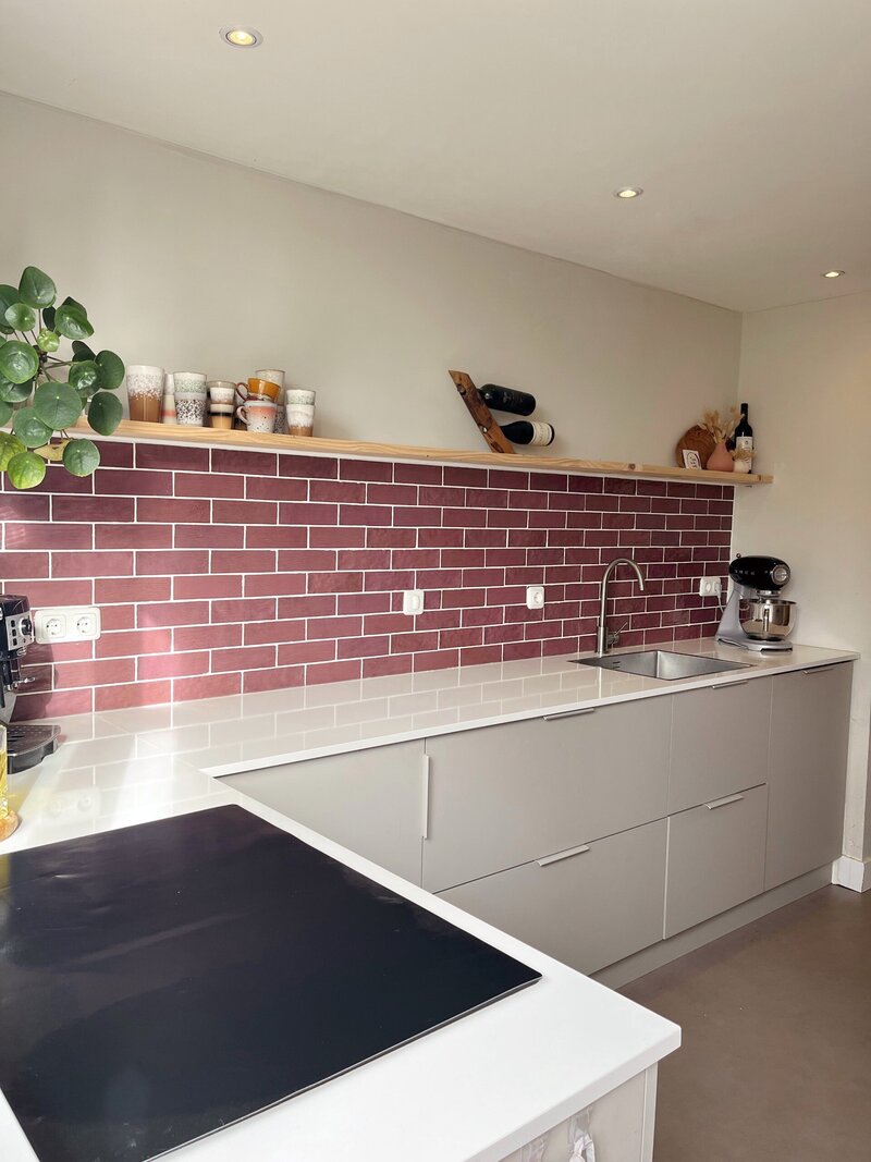Keuken met burgundy tegels