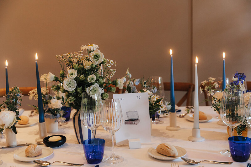 tafelstyling voor een trouw in St-Hubert te Ronse met blauwe en gele accenten
