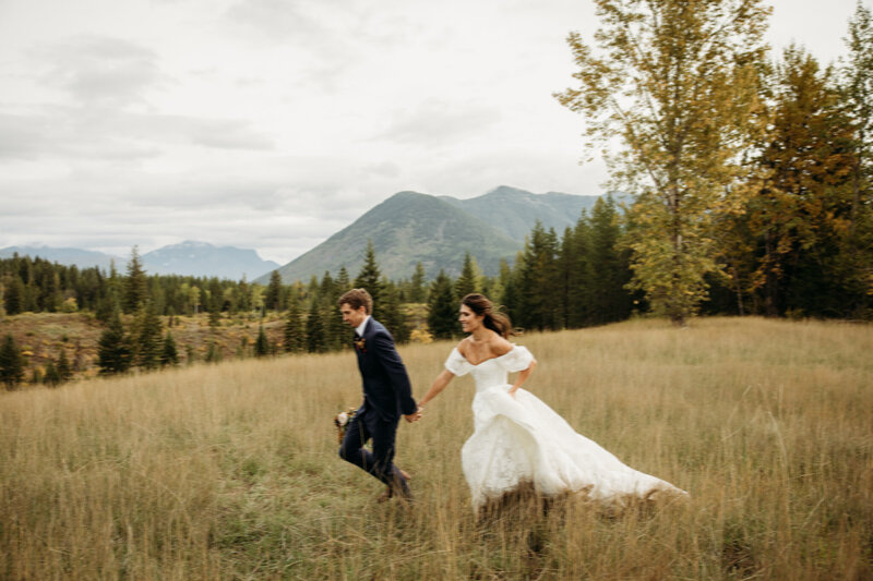 Outdoor elegant wedding photo in Montana