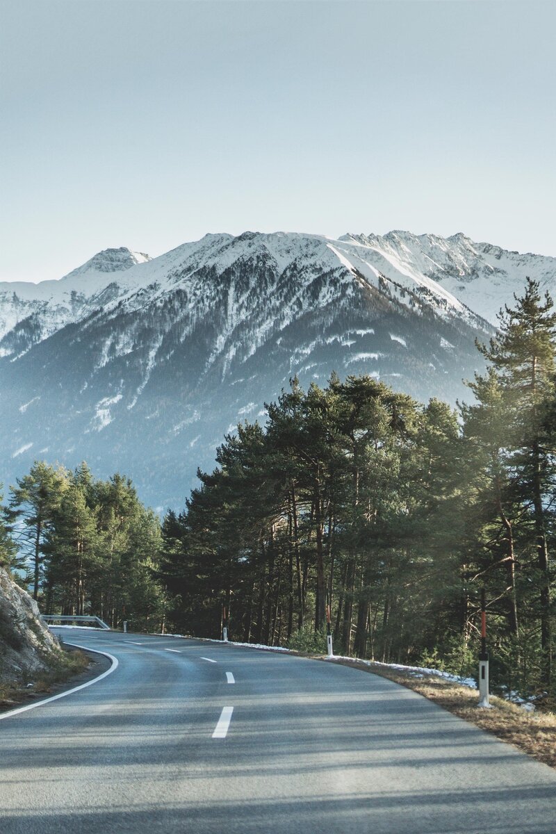 Route de montagne entre les sommets enneigés