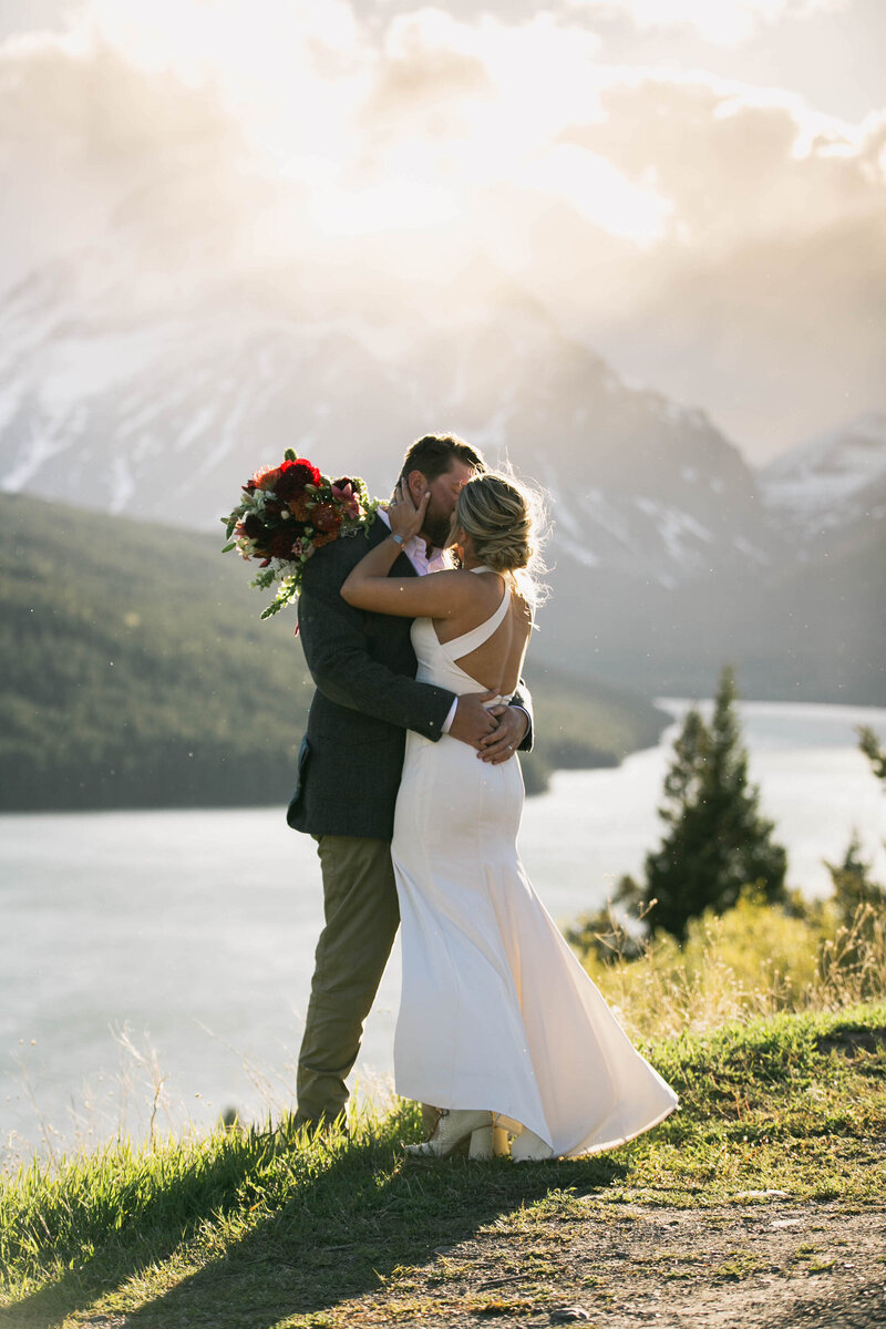 couple kissing