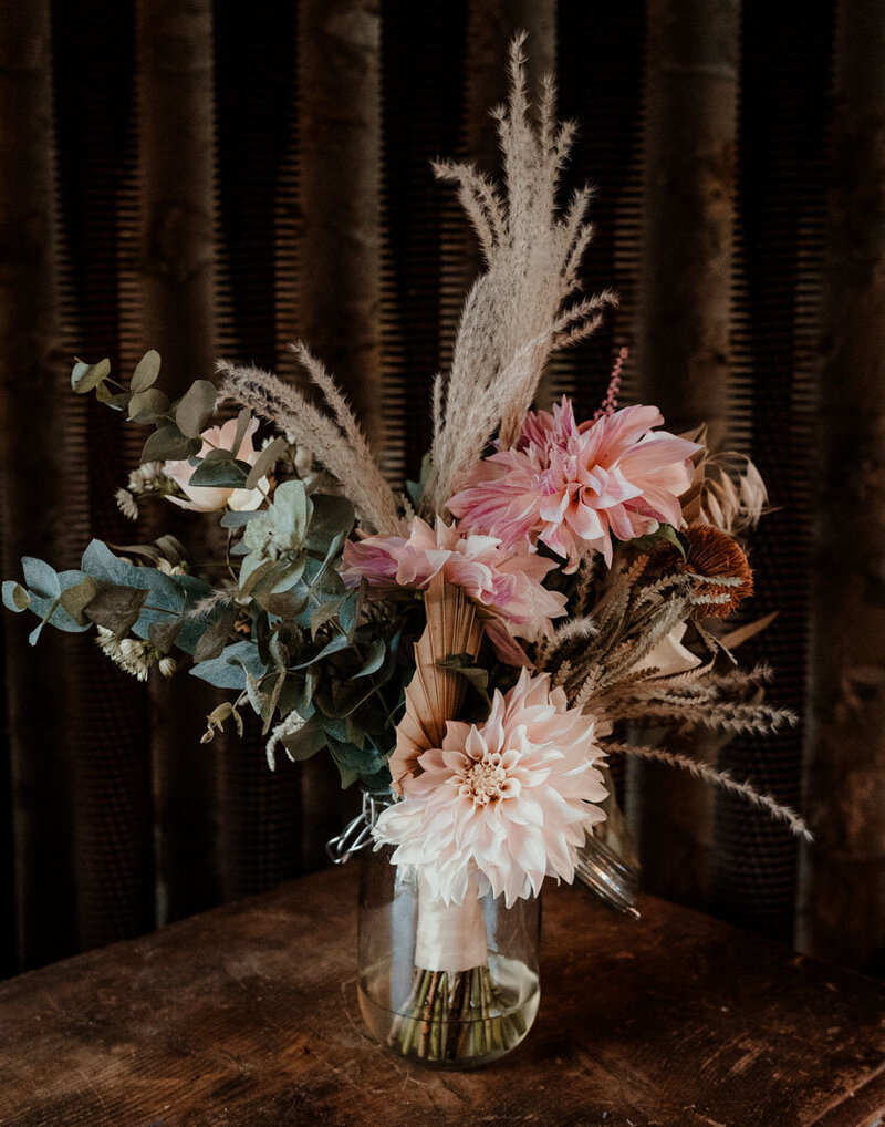 Détail du bouquet de la mariée – un mélange raffiné de fleurs délicates pour un mariage élégant et poétique