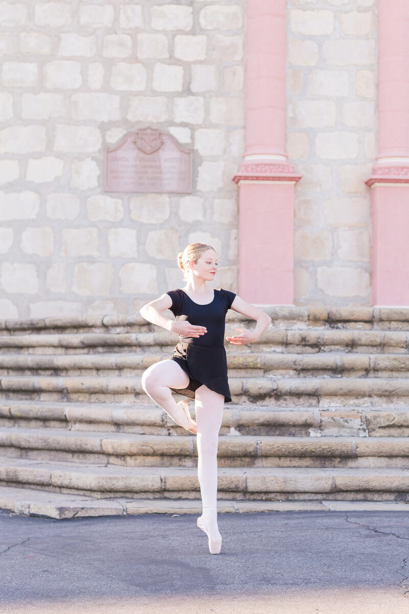 JanelleStephaniePhotography-OldSantaBarbaraMission-Amelia-BalletPortraits_11