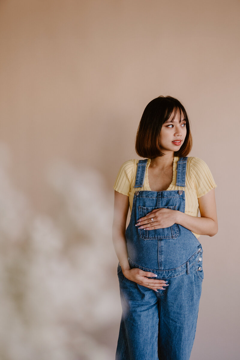 Pregnant mother at Sunlit studio Co.