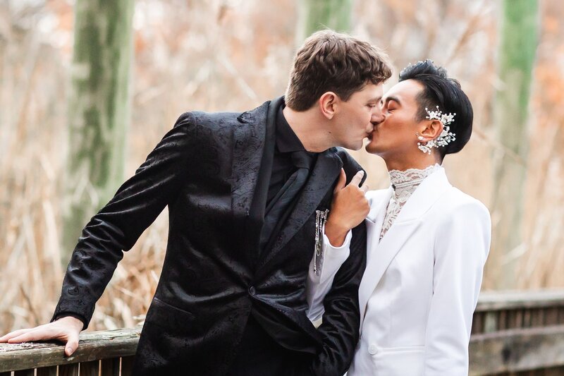 Virginia wedding couple kissing