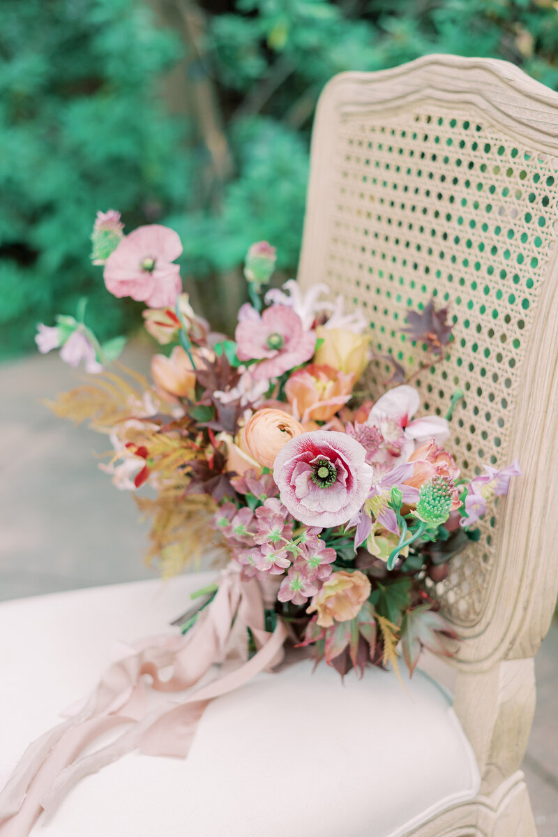 14-alisonbrynn-Radiant-LoveEvents-Maxwell-1-House-colorful-floral-bouquet-on-white-tan-chair-outdoors-romantic-elegant-timeless