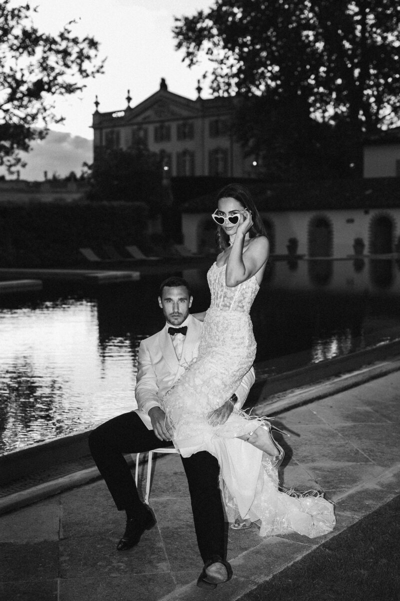 Portrait éditorial en noir et blanc d’un couple au bord de la piscine du Château de Tourreau, photographié par Marion Pinel