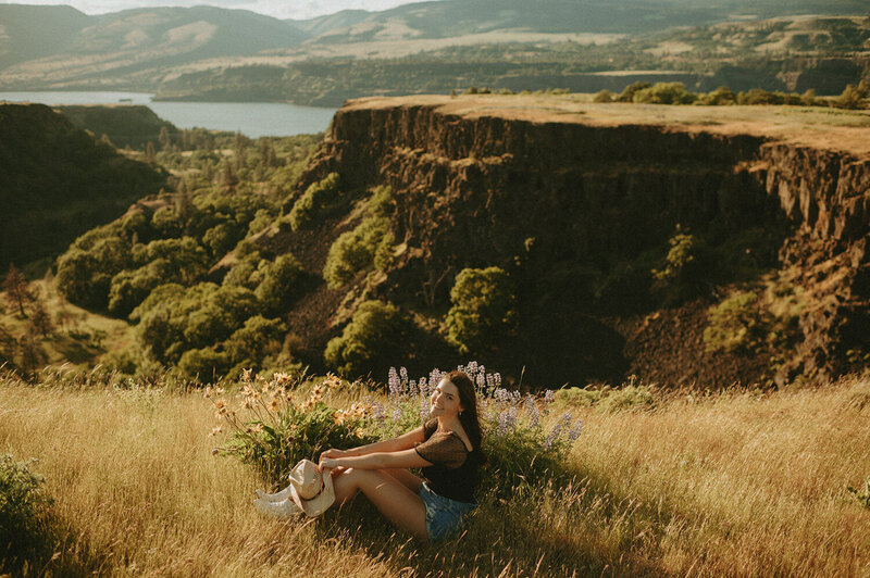 Fall senior picture of senior girl in the Columbia River Gorge in Oregon