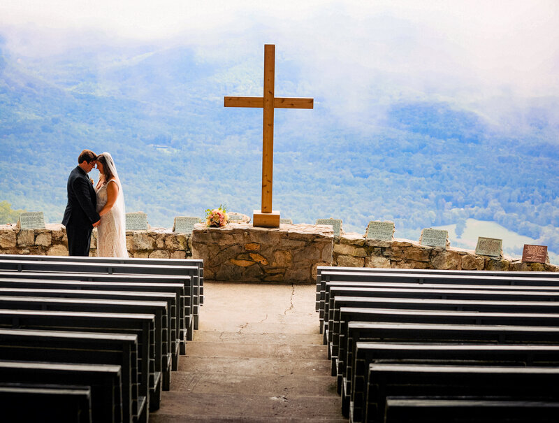 A couple poses at the Pretty Place after their Wedding l Light Shifter Studios