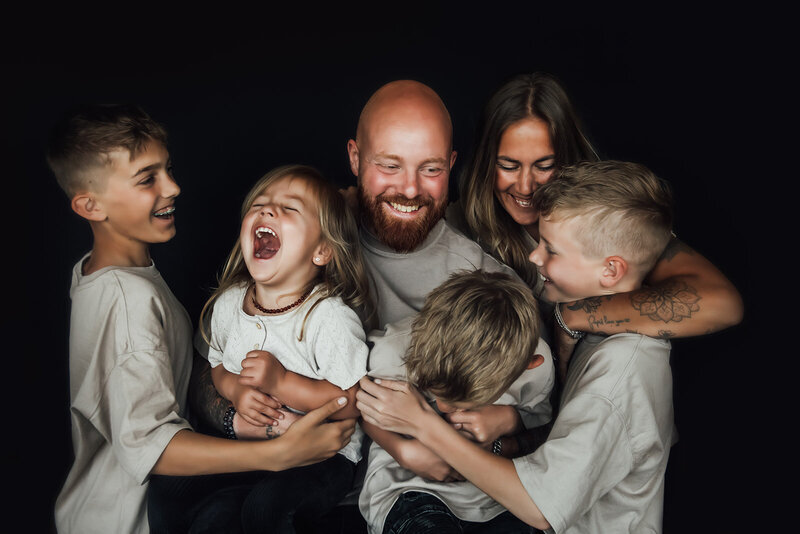 Familie van 6 die elkaar kietelen