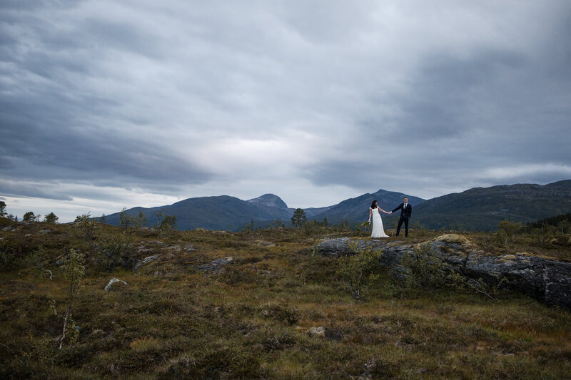 couple-norway-elopement-wedding-outdoors-canoeing-nature.jpg9